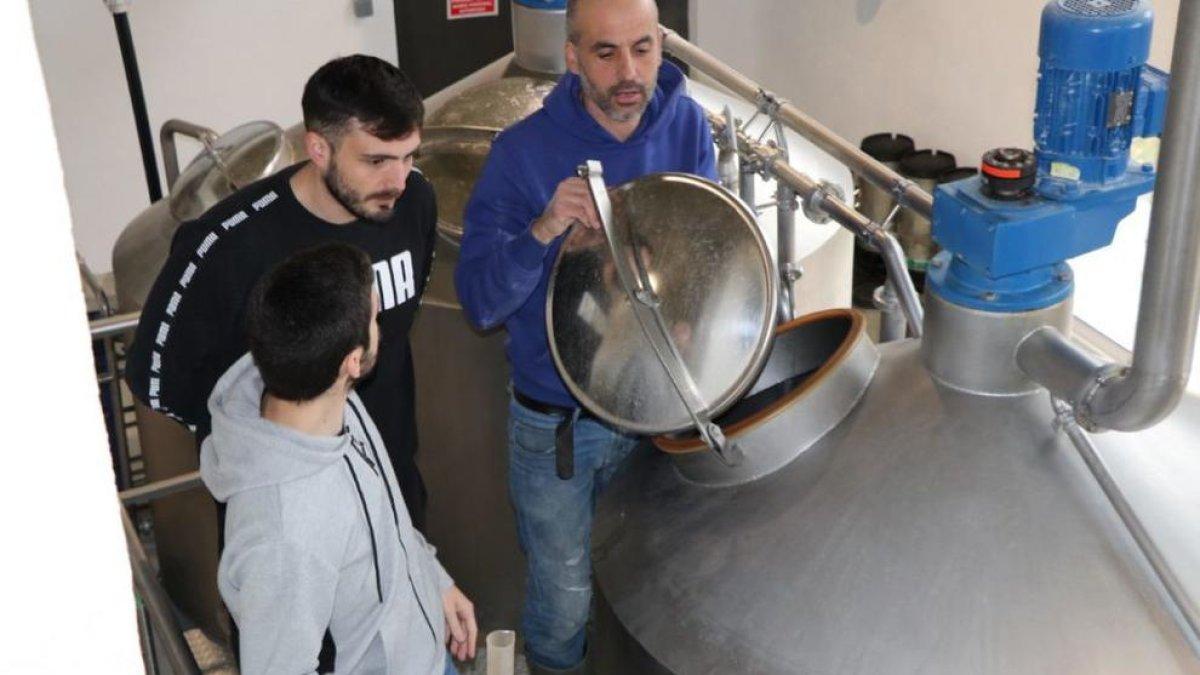 Activitat del Màster en Begudes Fermentades a la cervesera Les Clandestines de Montferri.