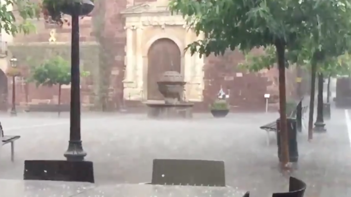 Una tormenta de granizo cae en Prades
