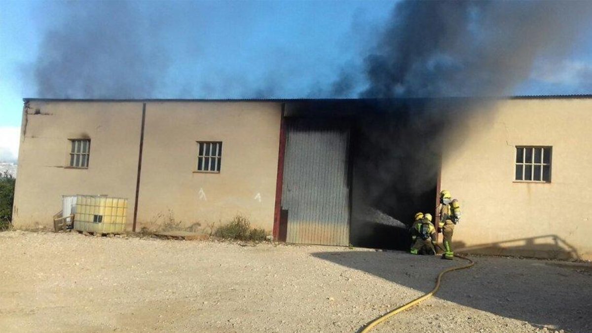 Un incendi en un magatzem agrícola de Tortosa mobilitza quatre dotacions dels Bombers