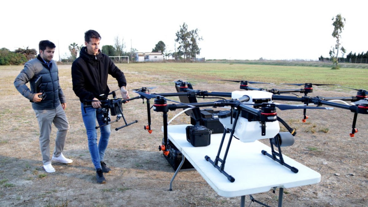 Técnicos de Ebredrone con las aeronaves preparadas para volar en Poble Nou del Delta.