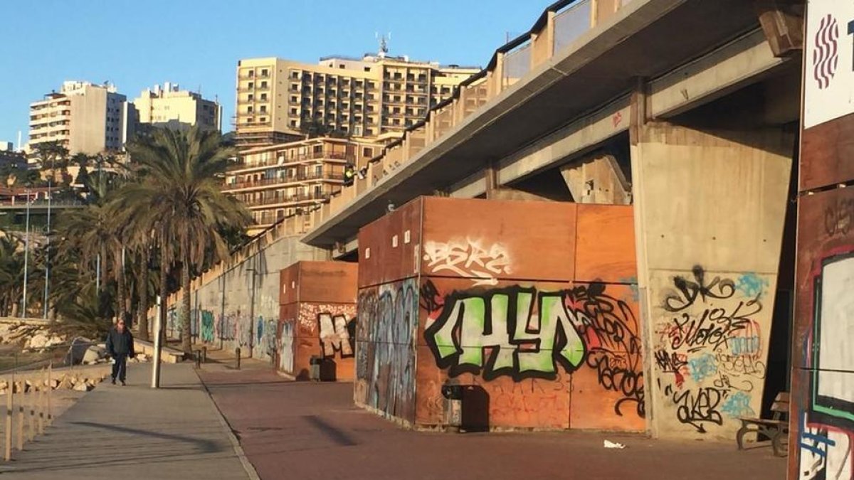 Intentan robar el móvil a dos personas en el paseo marítimo del Milagro