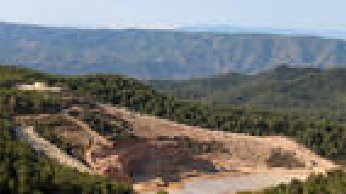 Panorámica de la primera de cuatro celdas que se construye en el vertedero de Riba-roja d'Ebre.