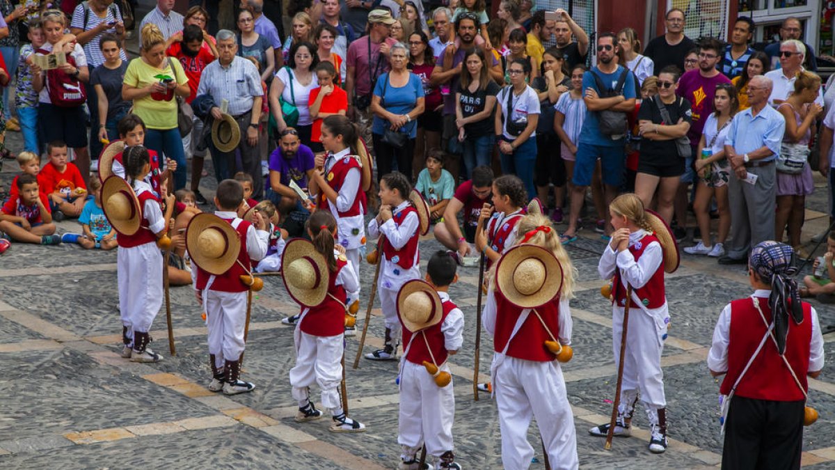Los balls parlats patits de diferentes entidades llenan las plazas de Cols y de la Font
