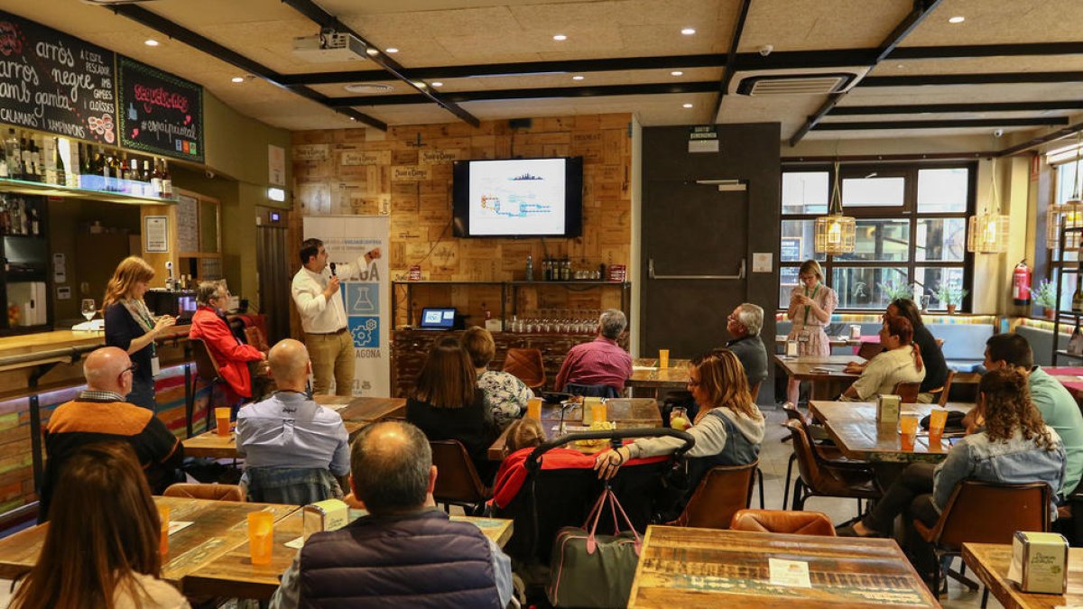 La divulgación científica entra en los bares para acercarse a la gente