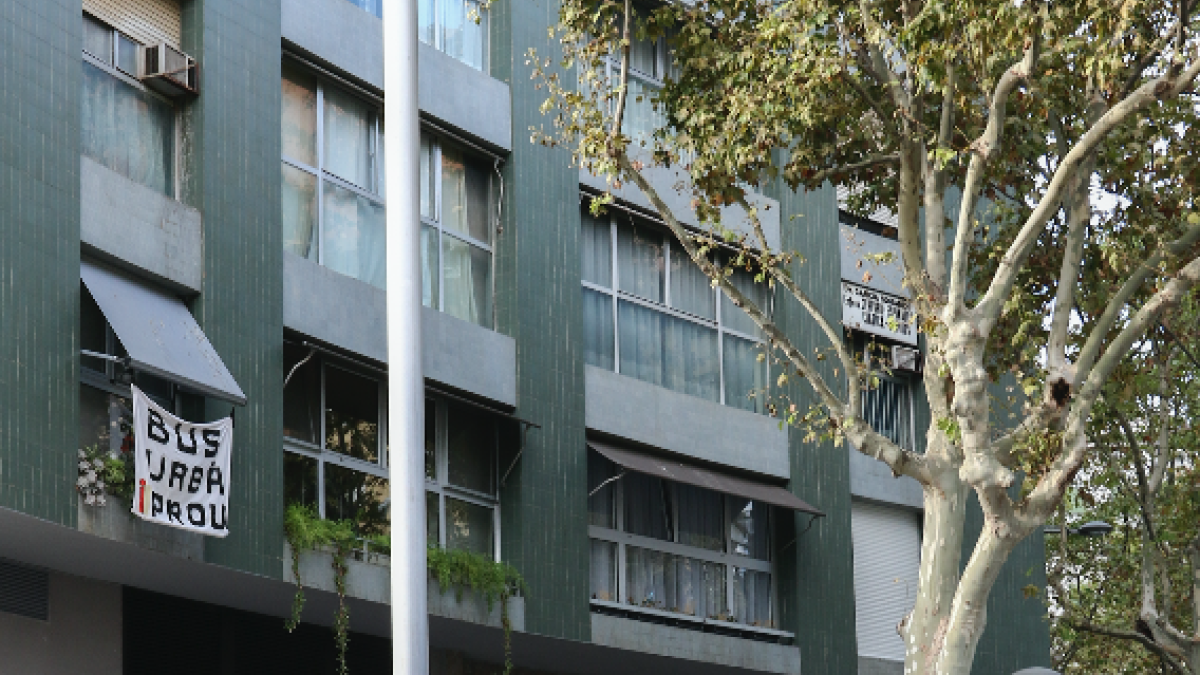 Vecinos de la plaza de las Oques de Reus reclaman el traslado de los buses interurbanos