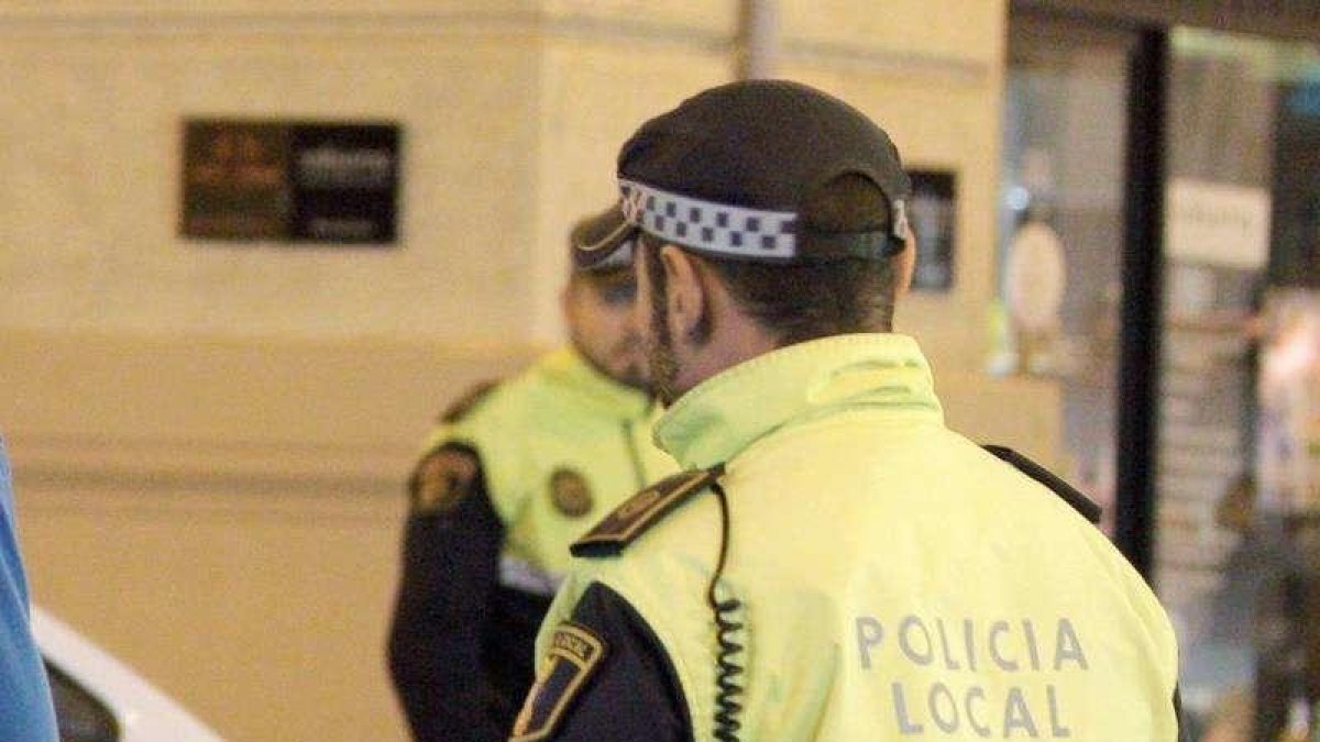 Tanca tres persones en una casa i després intenta incendiar-la