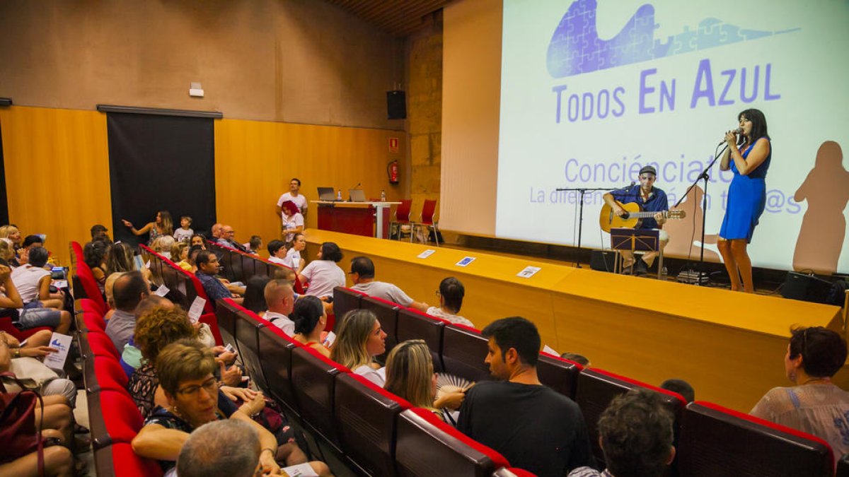 L'Asociación Todos en Azul es presenta a Tarragona per afavorir els autistes