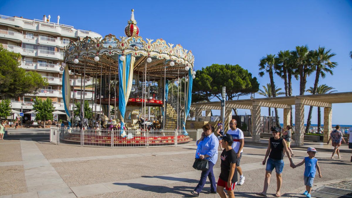 Un gran carrusel en la Fuente Luminosa de Salou