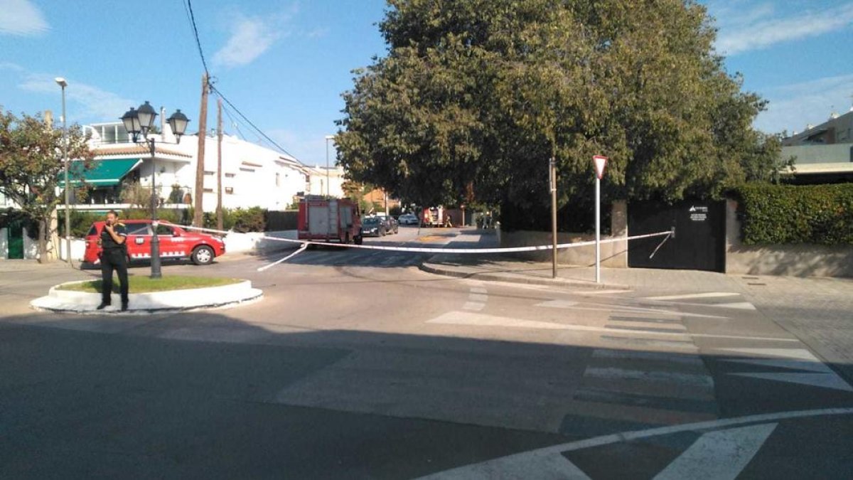 Imatge de l'exterior de l'hotel acordonat per un incident amb clor a Altafulla.