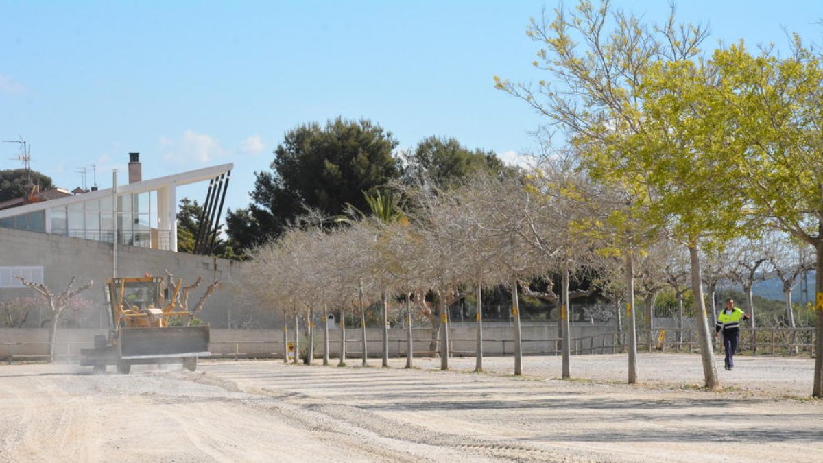 En marxa les obres d'asfaltat del pàrquing de terra de la Savinosa
