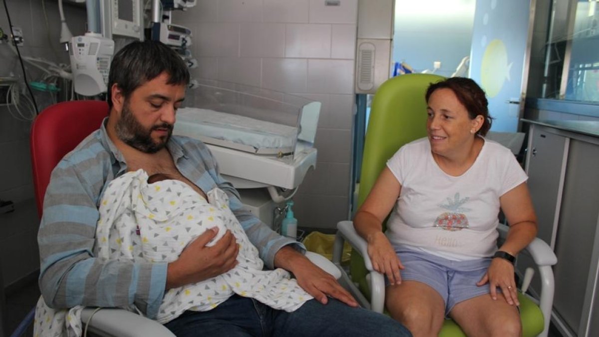 La UCI Neonatal del Joan XXIII compta amb noves cadires i reposapeus per al mètode cangur