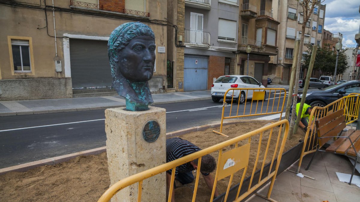 Constantí instal·la el bust dedicat a l'emperador que li dona nom al poble