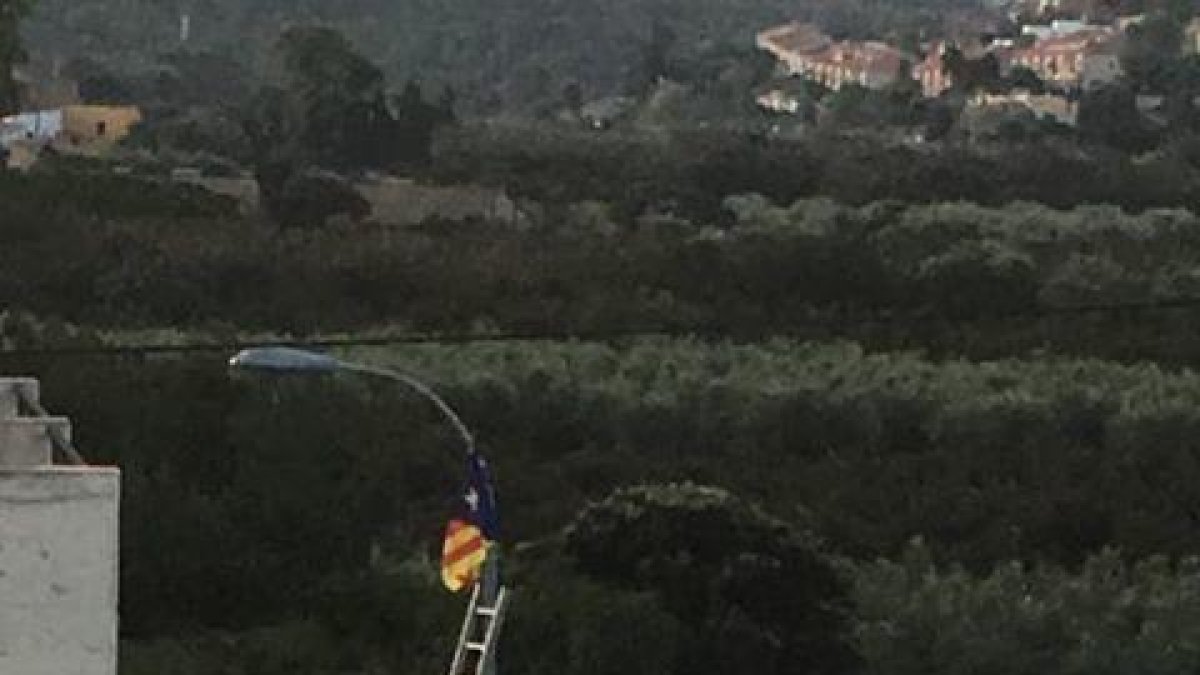 El Ayuntamiento de la Riera hace retirar esteladas colgadas en farolas del municipio