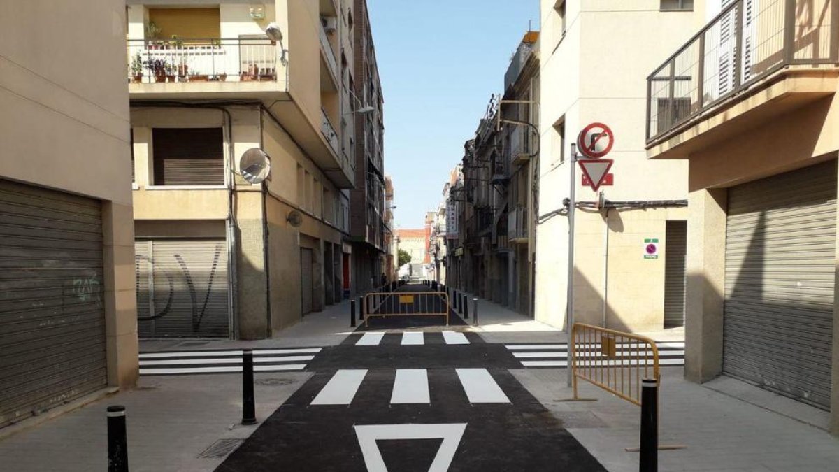 Imatge del carrer Alt de Sant Pere remodelat.