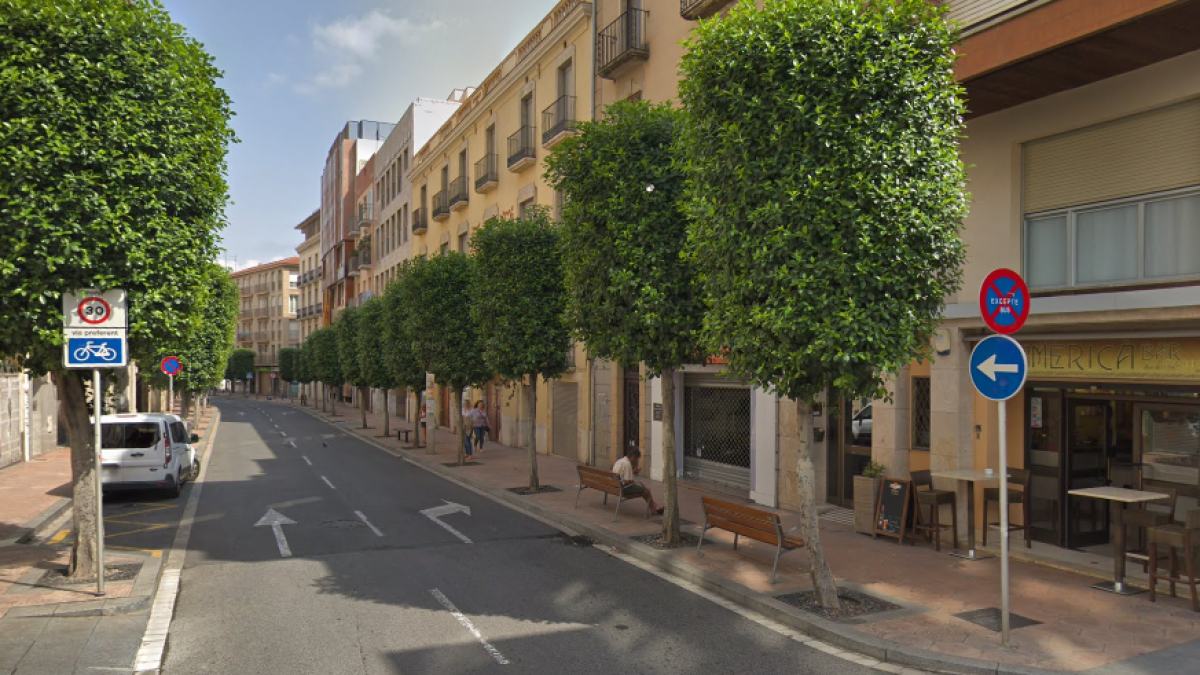 Es dona a la fuga begut, topa amb tres vehicles i, quan l'enxampen, comproven que mai havia tingut carnet