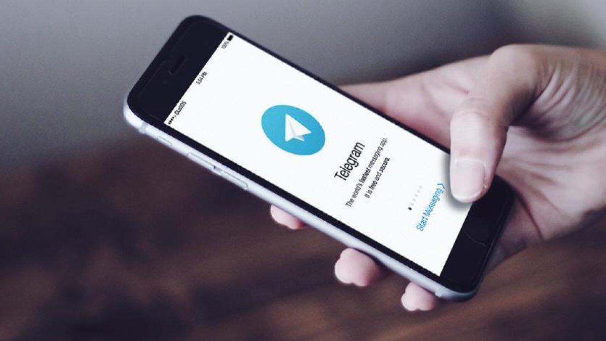 Imagen de archivo de un móvil usando la aplicación de Telegram
