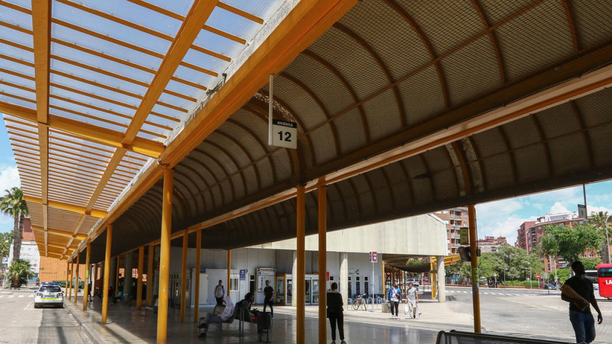 La estación de buses de Reus reabre andenes con la reparación de la marquesina