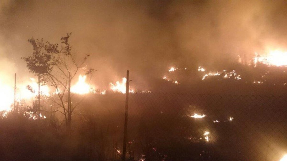 Dos incendis de vegetació a Almoster i Alforja mobilitzen els Bombers