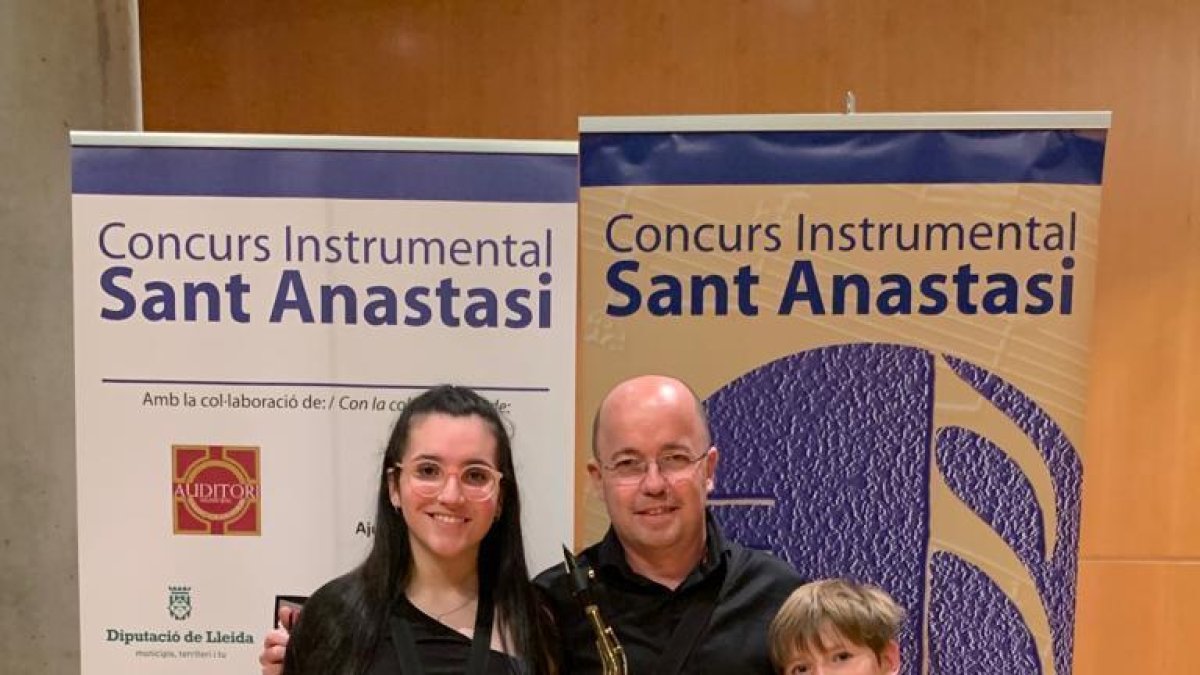 Nil Arcas y Sofia Vilallonga, alumnos de saxo de la Escola de Música de Cambrils, con su reconocimiento.