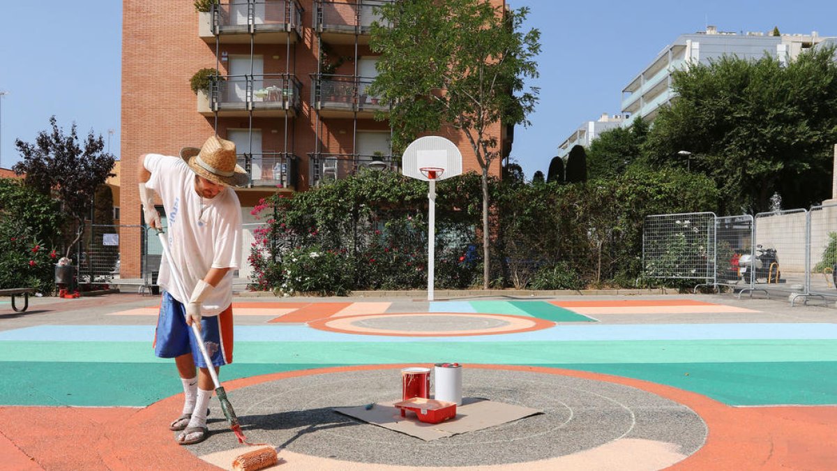 Tres jóvenes creadores convierten las pistas de baloncesto de Reus en obras de arte