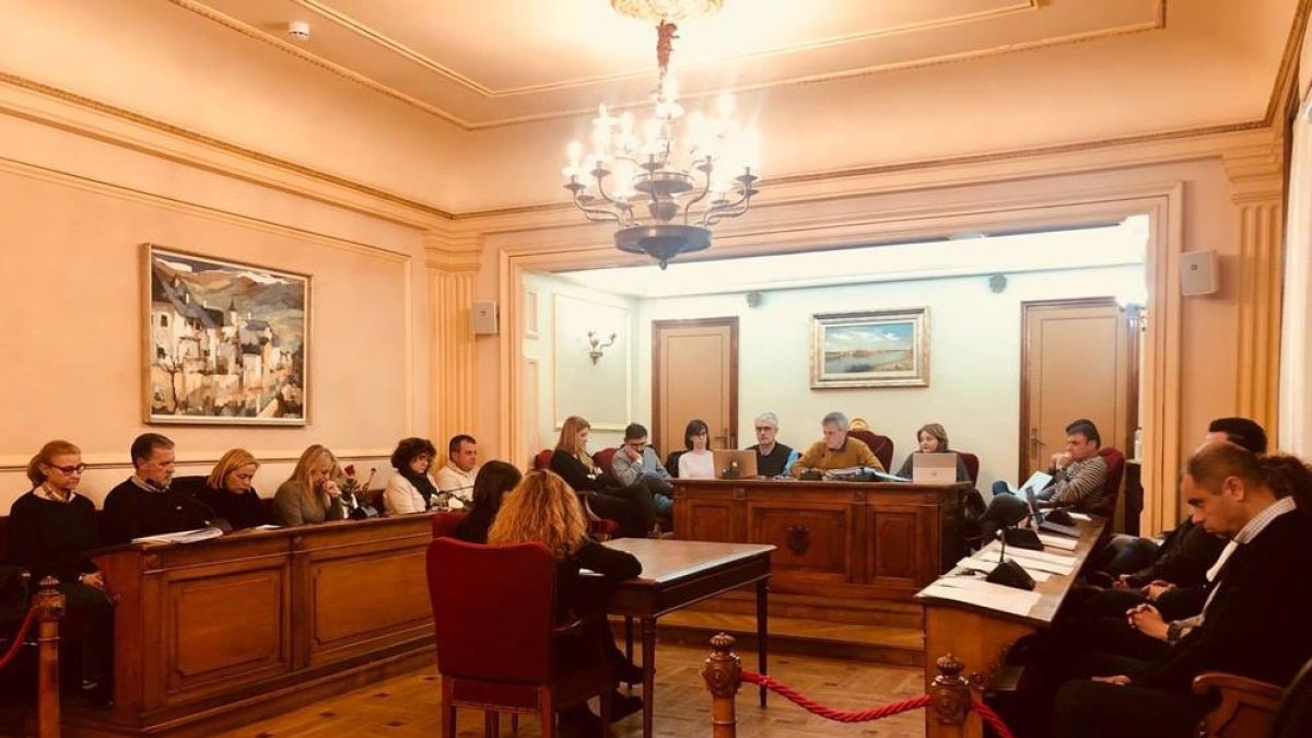 Amposta crea una empresa pública per gestionar els serveis municipals