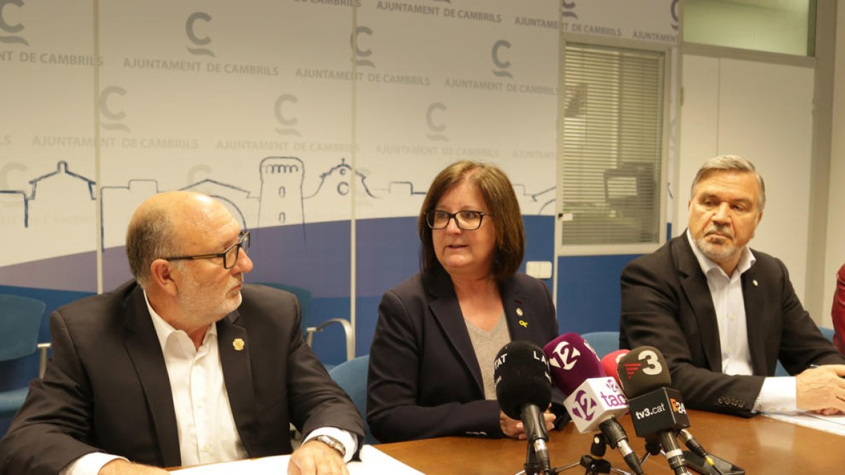 La alcaldesa del municipio, Camí Mendoza; el concejal de Urbanismo, Joan Maria Artigau, y el propietario de Natarent Cambrils SL, Anatoly Popelyushko.