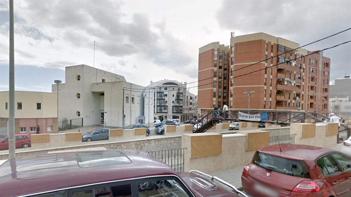 Muere un chico al caer desde el tejado de un edificio de cinco pisos a Amposta