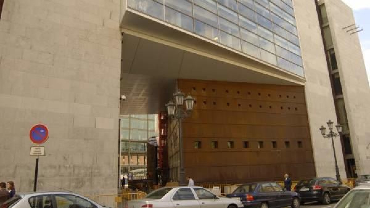 Accepta 15 mesos de presó per entrar a casa d'una companya de feina i posar-li càmeres al bany