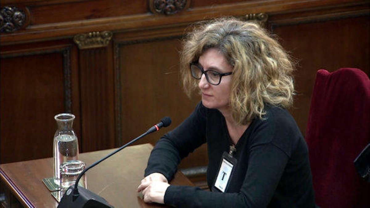 La cap del Servei de Programació i Dinamització d'Activitats de la Generalitat, Rosa Maria Sans, declarant al Suprem.