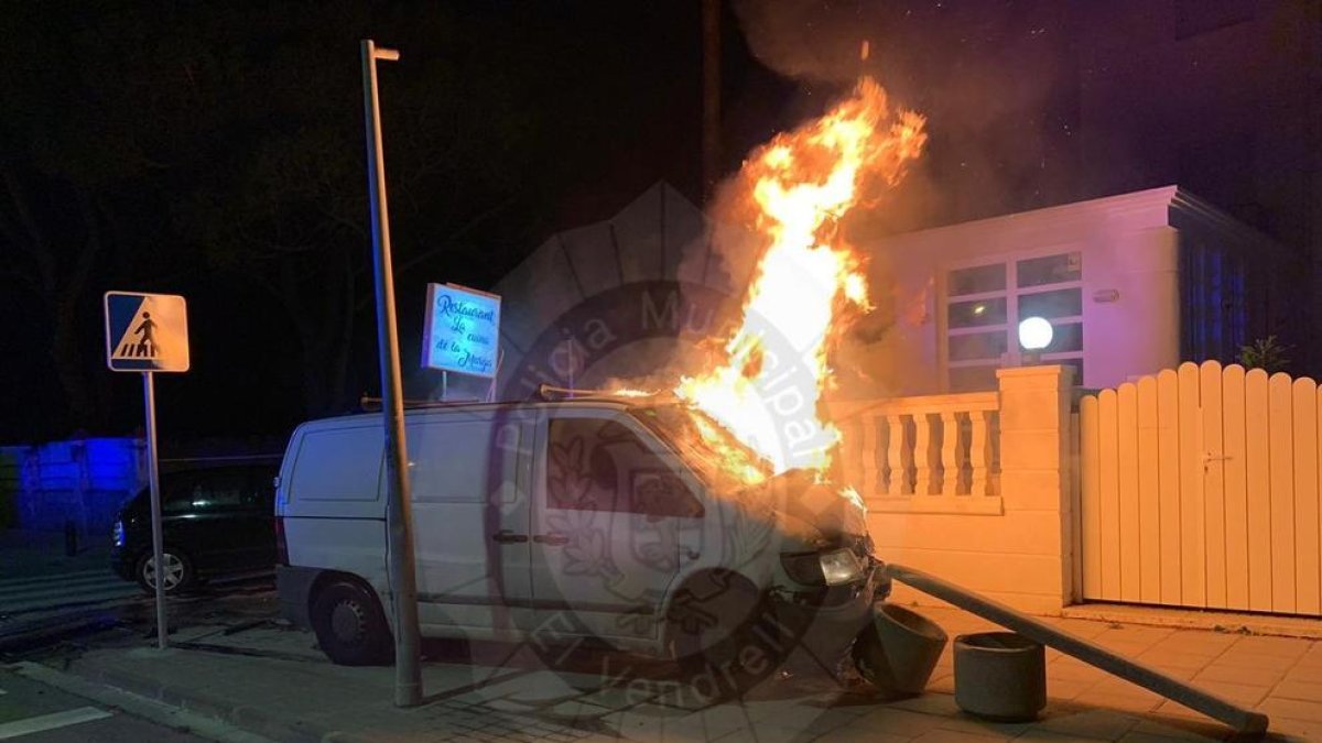Una furgoneta s'incendia en xocar amb un cotxe quan circulava en direcció contrària al Vendrell