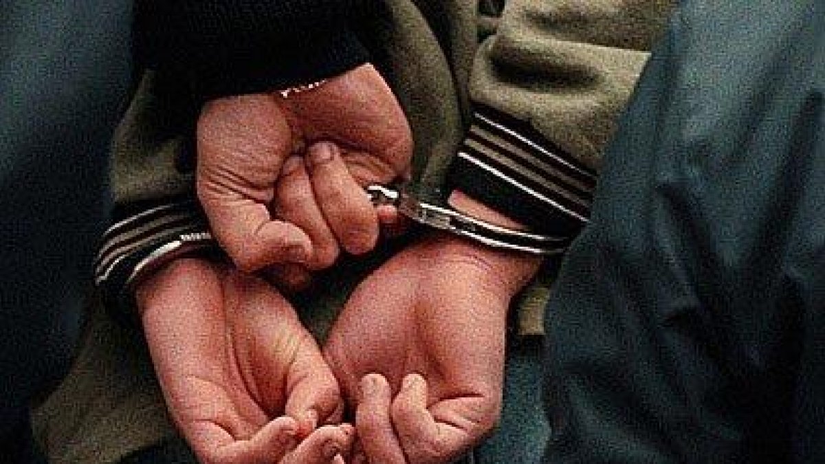 Detenido por una orden de búsqueda después de ocasionar molestias en un parque del Vendrell