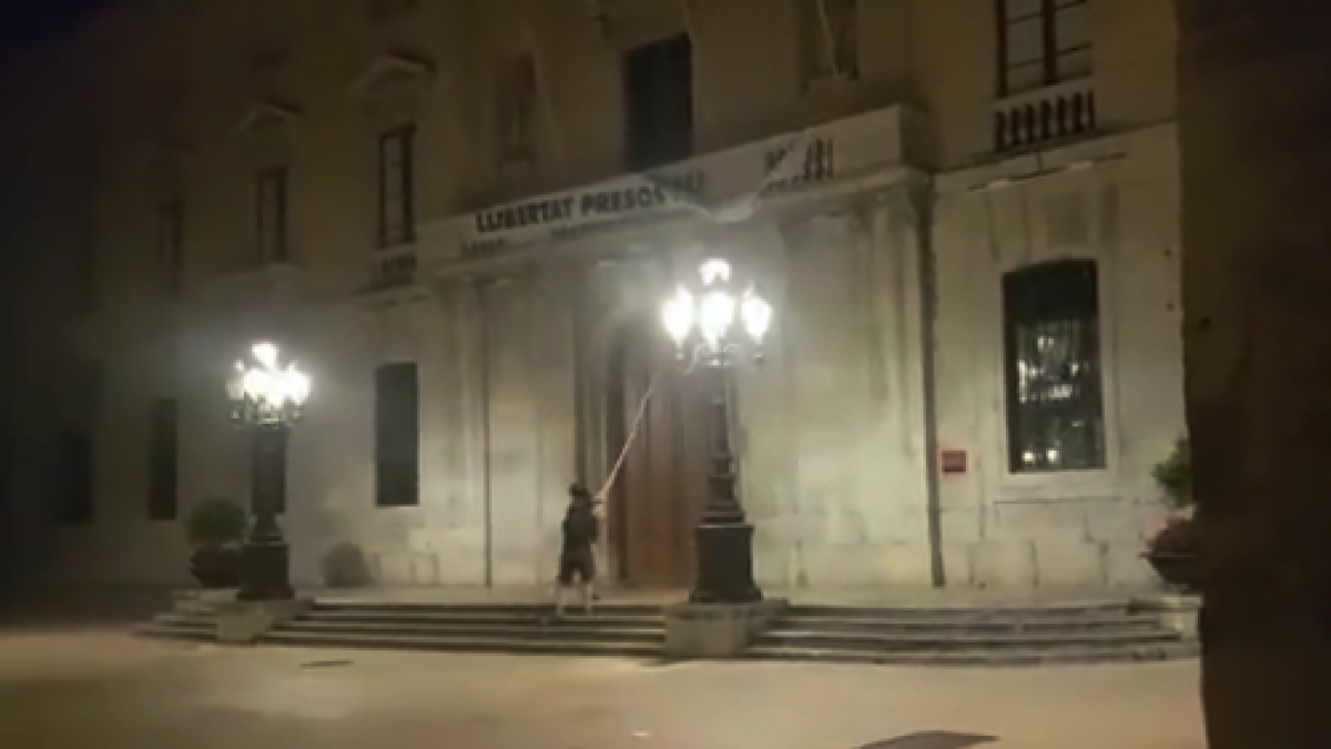 Així van arrencar la pancarta de suport als persos penjada a l'Ajuntament de Tarragona