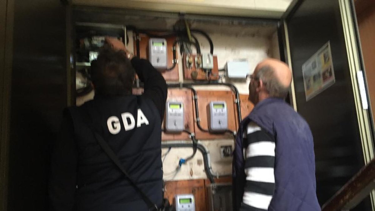 Un ocupa provoca un incendi mentre intenta 'punxar' la llum a Salou