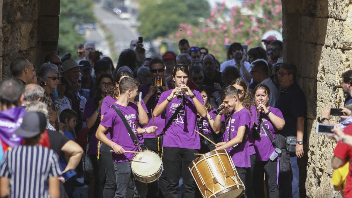 Toques de campana, músicos en la calle y el séquito popular a la víspera de Santa Tecla