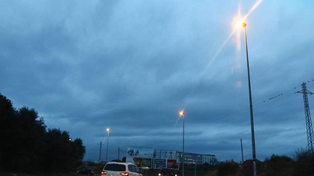 La T-11 recupera la iluminación en tres de sus accesos a Reus