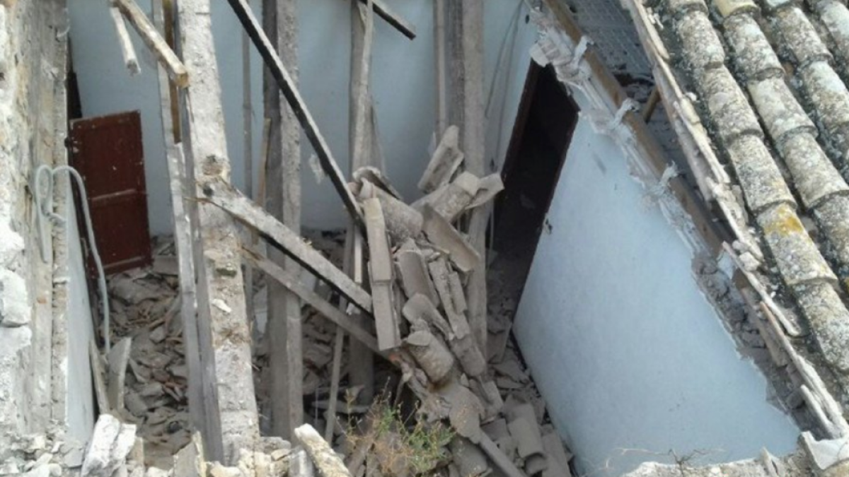 Se hunde el tejado de una casa abandonada de Tortosa