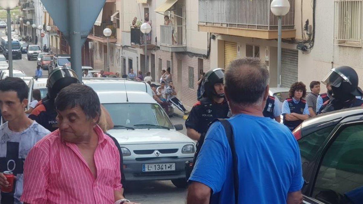 Centenares de vecinos de Bonavista expulsan unos ocupas con una protesta