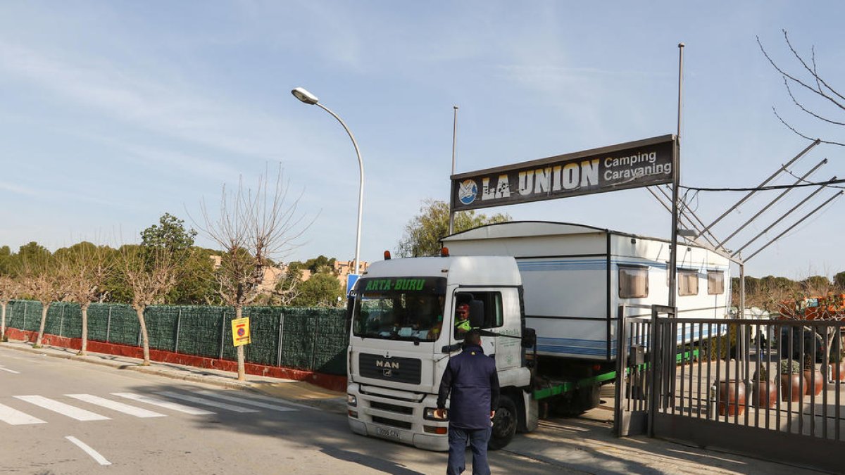 Els residents de La Unión mantenen el pols mentre el càmping es buida