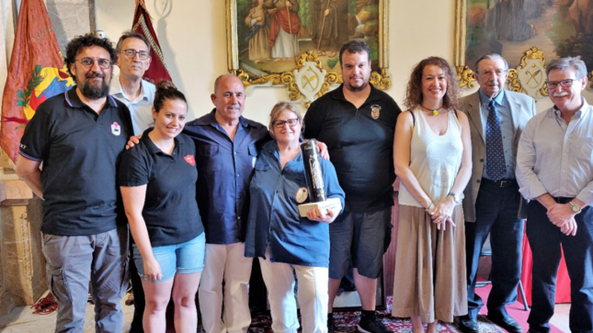 La Confraria de Sant Magí lliura la Faixa de Sant Magí a Maria Rillo, dels Xiquets del Serrallo