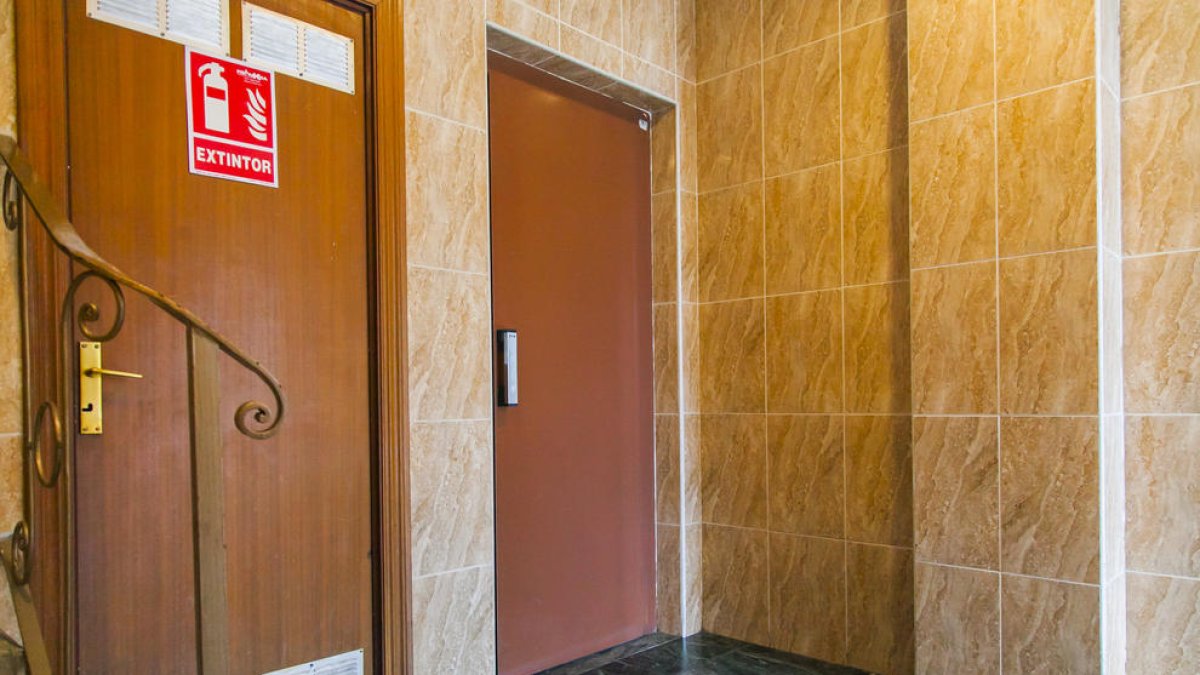 Vuit dies sense poder utilitzar l'ascensor per falta de corrent elèctrica