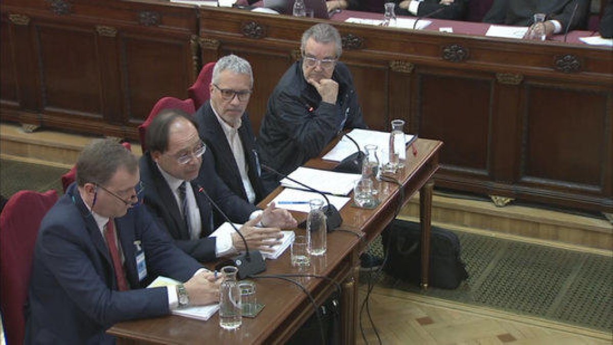 Quatre pèrits, Carlos Javier Irisarri, José Manuel Cámara, Jordi Duatis i Joan Güell, compareixent al Tribunal Suprem per parlar sobre els locals utilitzats l'1-O.