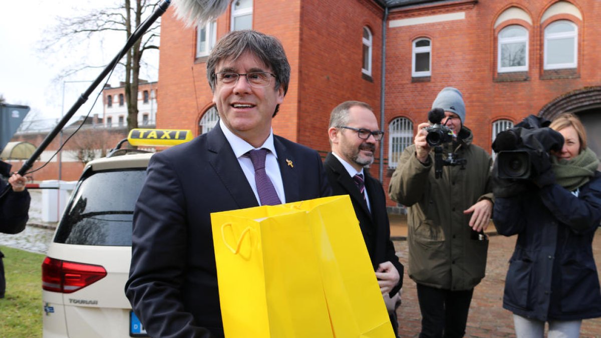 El expresidente Carles Puigdemont antes de entrar en la prisión de Neumünster cuando se cumple un año de su detención.