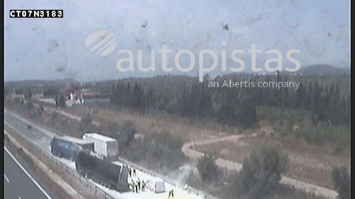 Tallada l'AP-7 a l'Aldea per un accident entre tres camions i una furgoneta