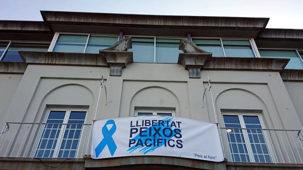 Port de la Selva es lleva amb una pancarta que resa 'Llibertat peixos Pacífics' i un llaç blau