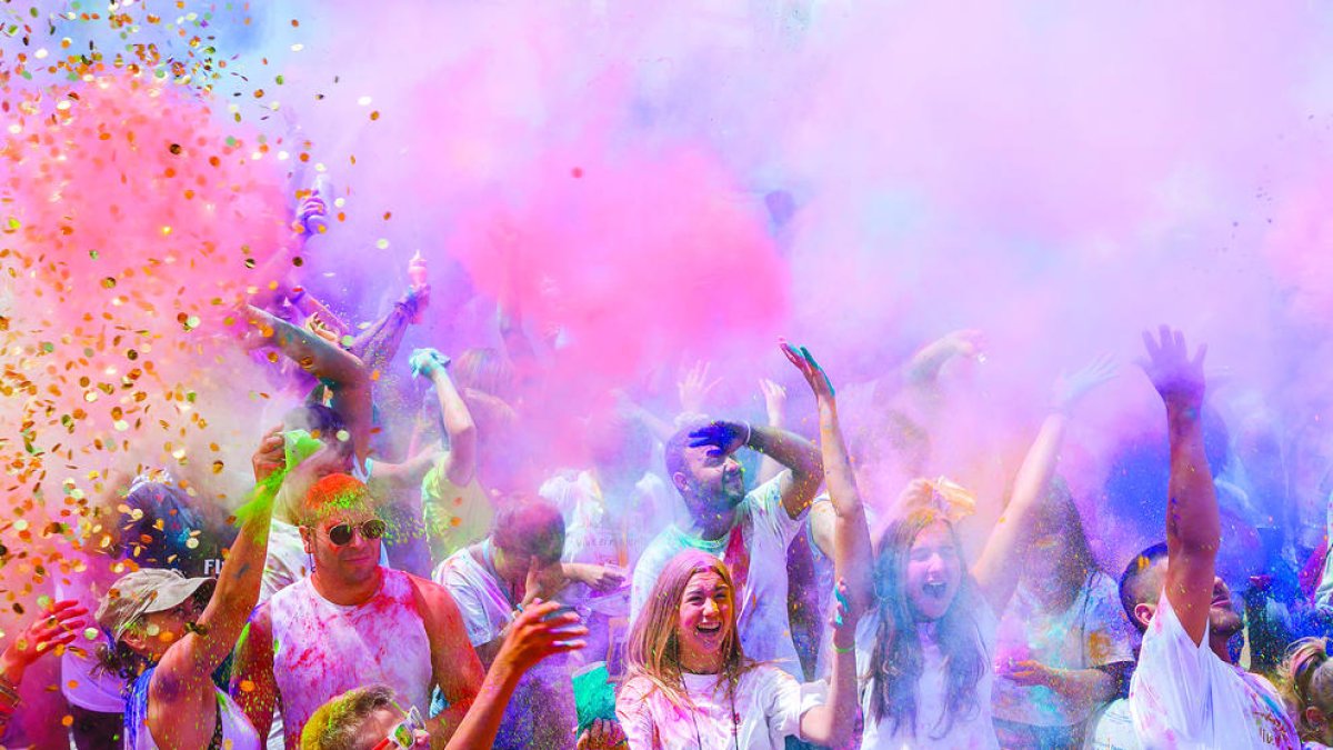 El barrio de la Alborada se tiñe de colores por sus fiestas