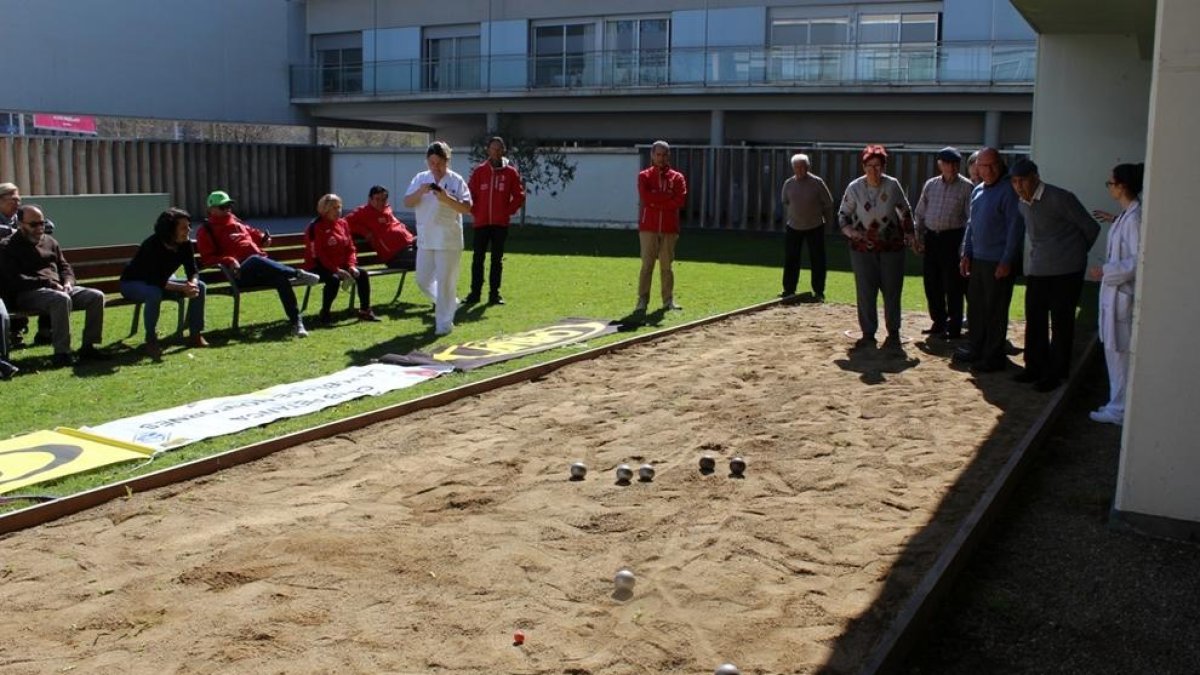 Imatge de la inauguració de la pista de petanca al Sociosanitari Francolí.