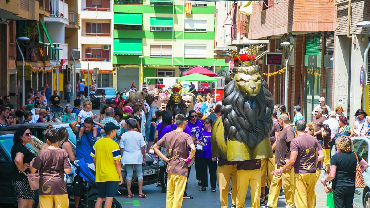 Francesc Bastos i voltants viu el tradicional seguici processional