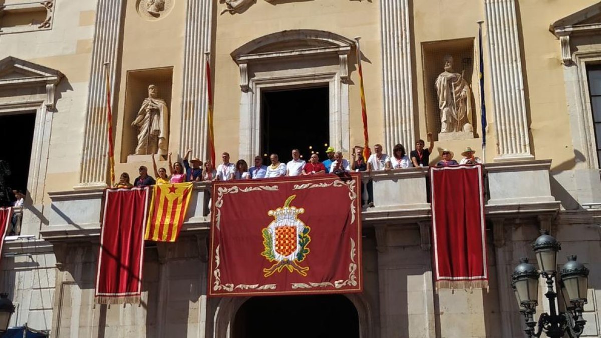Polémica en Tarragona por la retirada de la estelada del balcón del Ayuntamiento