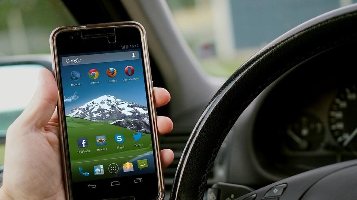 Usar el mòbil provoca dos de cada deu morts al volant, 390 a l'any