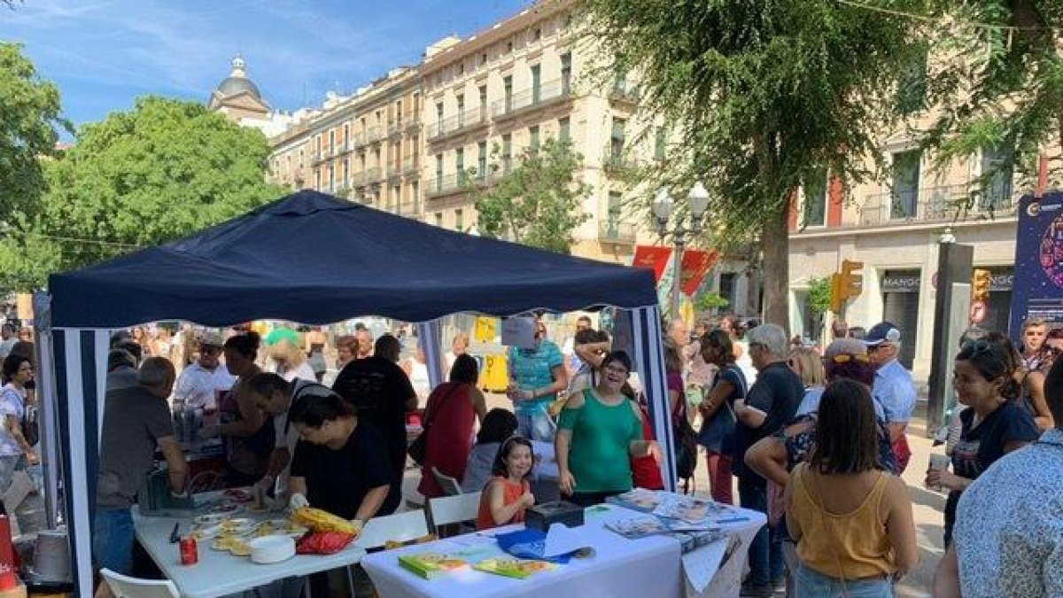 Más de 200 participantes en el vermú solidario de la ASDT